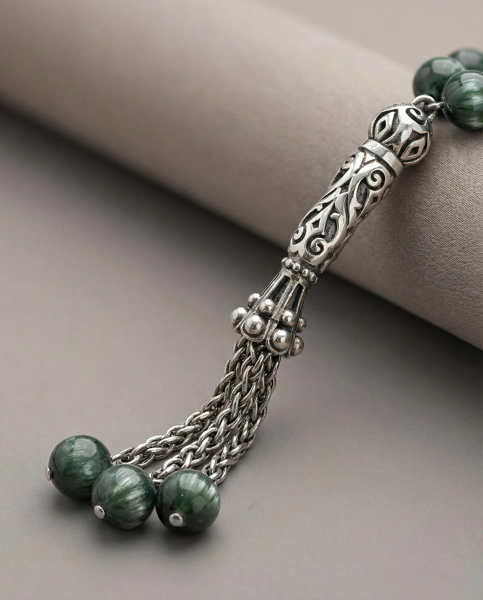 Detail — connector and tassel